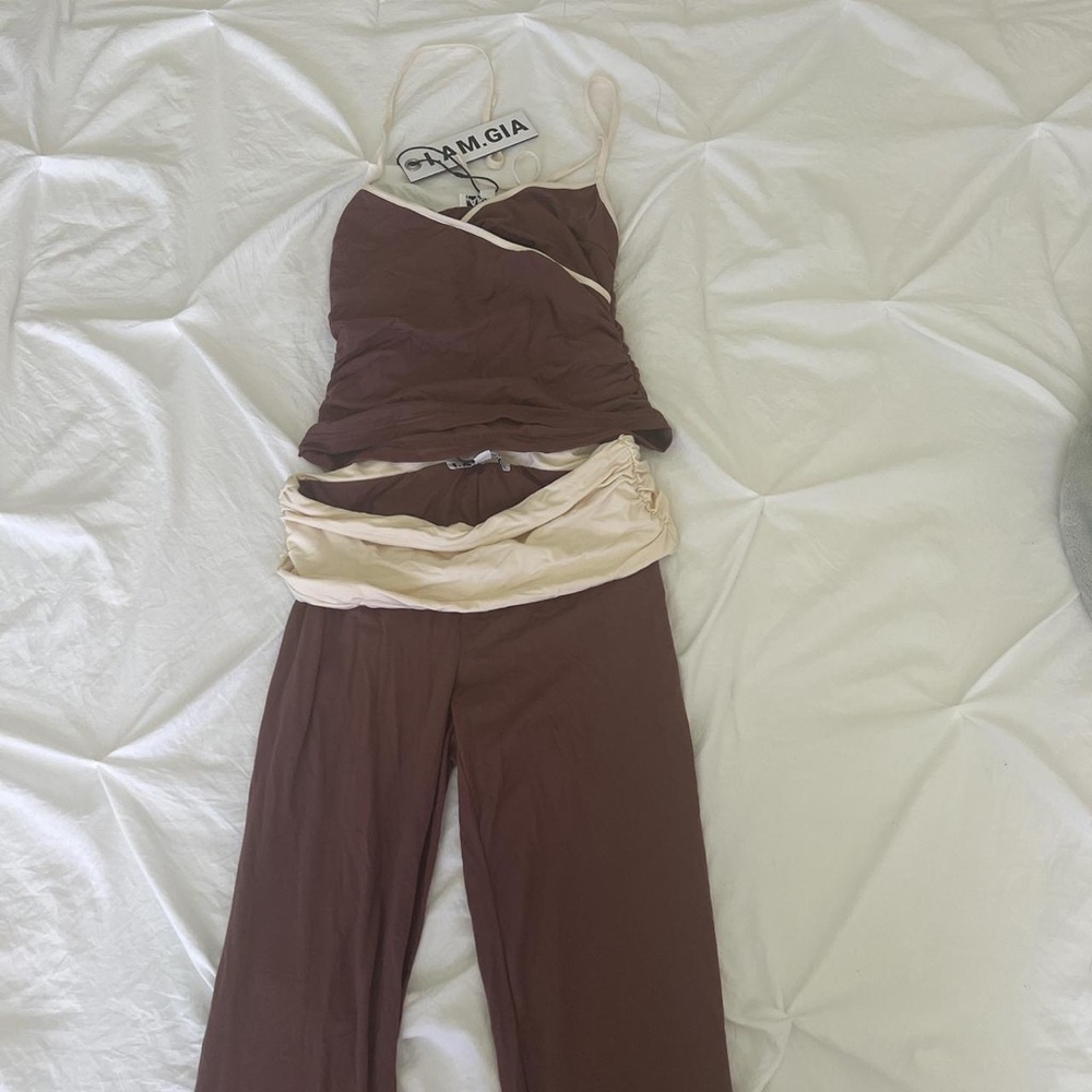 I am gia tank and pants set size small